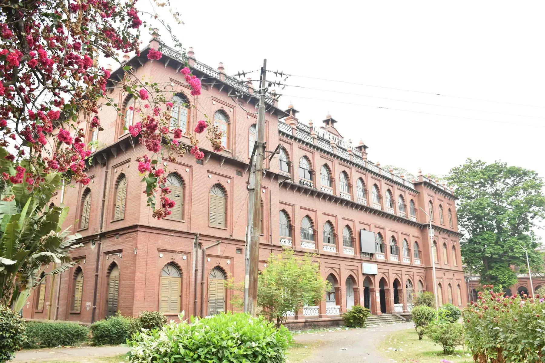 Arches and red brickwork along Curzon Hall